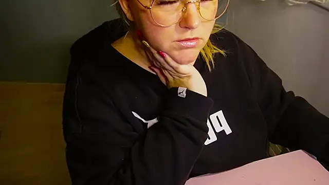 queenpeachi online show from 12.18.24