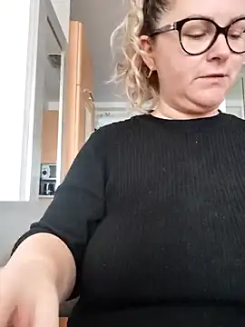 queenpeachi online show from 12.30.24