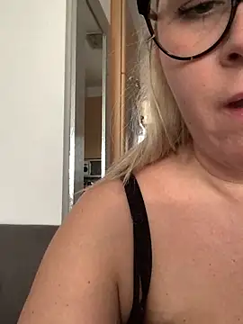 queenpeachi online show from 01.28.25