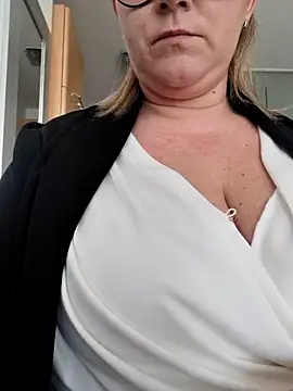 queenpeachi online show from 01.29.25