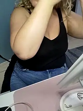 queenpeachi online show from 02.13.25