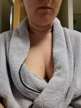 queenpeachi online show from 02.15.25