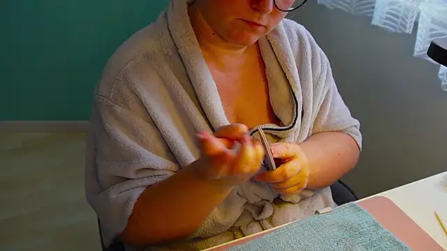 queenpeachi online show from 02.15.25