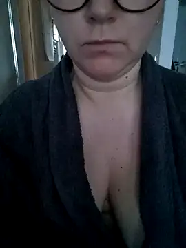 queenpeachi online show from 02.16.25