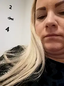 queenpeachi online show from 02.17.25