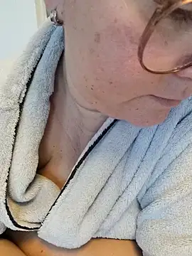 queenpeachi online show from 02.20.25