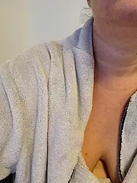 queenpeachi online show from 10.22.25