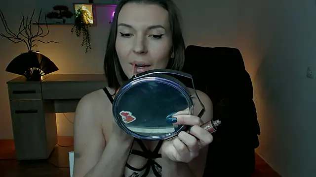 Snapshot of EricaPowers chatting on 12.11.24 EricaPowers online show from 12.11.24