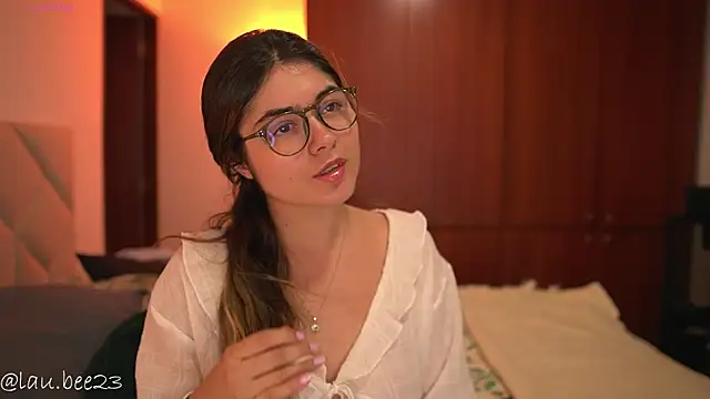 Snapshot of Lau_Bee chatting on 07.18.26 Lau Bee online show from 07.18.26