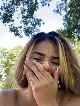 Snapshot of ZoeJohnsoon chatting on 11.17.25 ZoeJohnsoon online show from 11.17.25