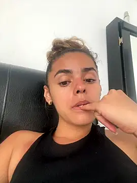 Snapshot of ZoeJohnsoon chatting on 11.19.25 ZoeJohnsoon online show from 11.19.25