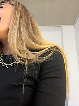 Snapshot of ZoeJohnsoon chatting on 12.20.25 ZoeJohnsoon online show from 12.20.25