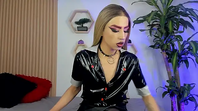 Snapshot of BrianaSchafer chatting on 11.04.25 BrianaSchafer online show from 11.04.25