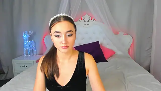 Snapshot of EvaLil chatting on 12.30.24 EvaLil online show from 12.30.24