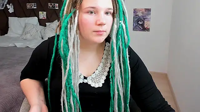 Snapshot of GloriaHylivi chatting on 12.19.24 GloriaHylivi online show from 12.19.24