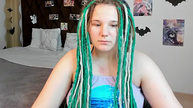 Snapshot of GloriaHylivi chatting on 12.22.24 GloriaHylivi online show from 12.22.24