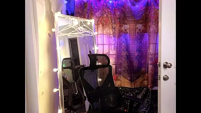 Snapshot of cunty_tranny_lydia chatting on 10.28.25 cunty tranny lydia online show from 10.28.25