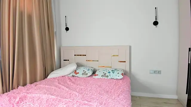 Snapshot of Lola_Peach chatting on 10.24.25 Lola Peach online show from 10.24.25