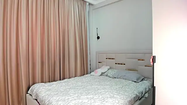 Snapshot of Lola_Peach chatting on 12.23.25 Lola Peach online show from 12.23.25