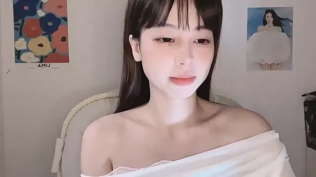 Snapshot of -Hottie chatting on 11.17.25 -Hottie online show from 11.17.25