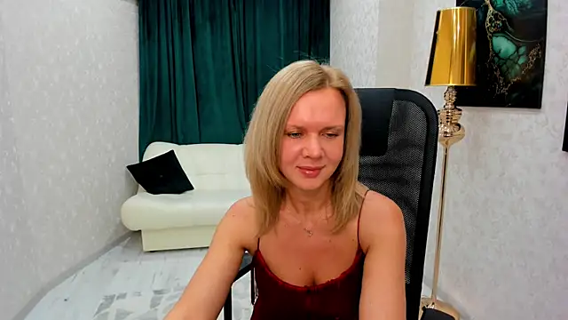 Snapshot of AgathaKlouin chatting on 01.08.25 AgathaKlouin online show from 01.08.25