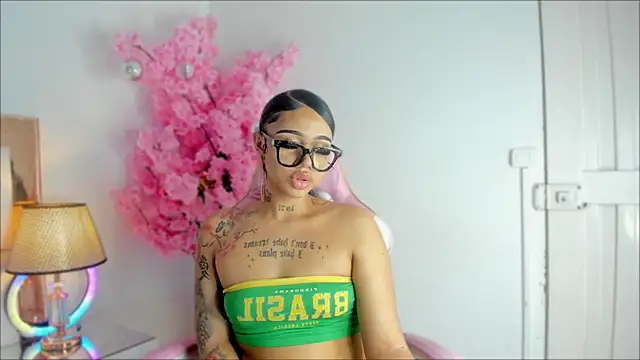 Snapshot of Mia_Jansen chatting on 12.04.24 Mia Jansen online show from 12.04.24