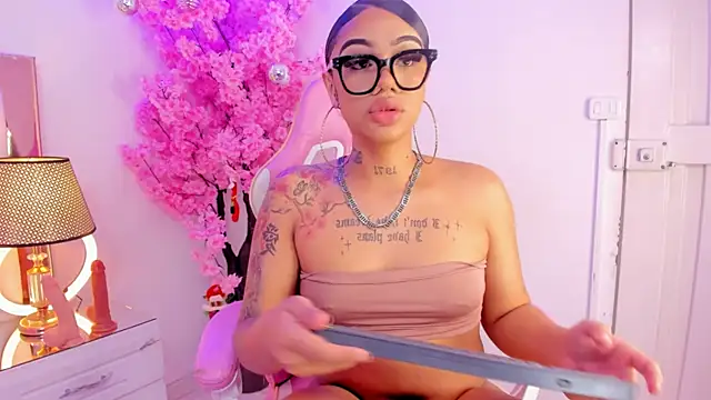 Snapshot of Mia_Jansen chatting on 12.13.24 Mia Jansen online show from 12.13.24