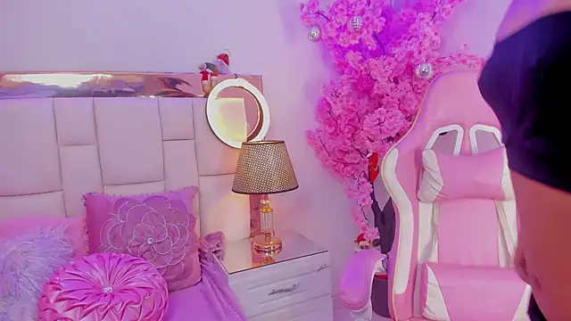 Snapshot of Mia_Jansen chatting on 12.15.24 Mia Jansen online show from 12.15.24