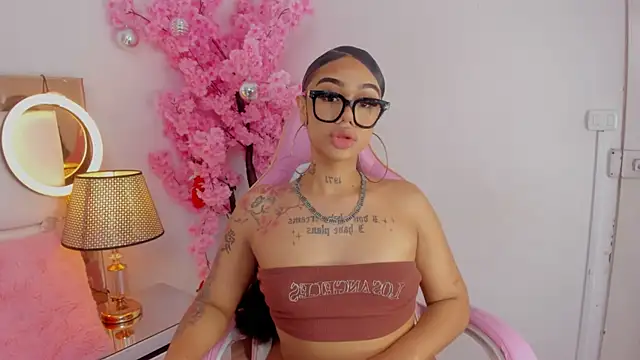 Snapshot of Mia_Jansen chatting on 12.18.24 Mia Jansen online show from 12.18.24