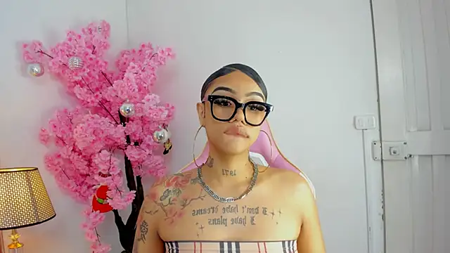 Snapshot of Mia_Jansen chatting on 12.21.24 Mia Jansen online show from 12.21.24