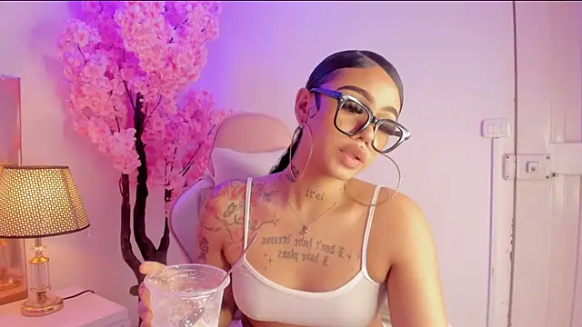 Snapshot of Mia_Jansen chatting on 02.13.25 Mia Jansen online show from 02.13.25