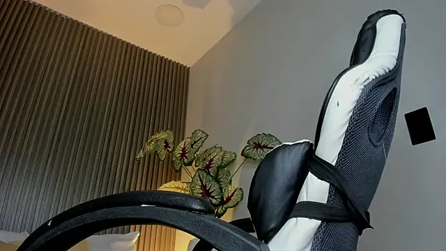 Snapshot of dania_miller_ chatting on 11.12.25 dania miller online show from 11.12.25