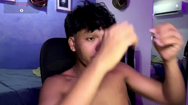 Snapshot of Xander_bonnet1 chatting on 12.05.25 Xander bonnet1 online show from 12.05.25