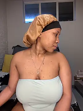 Snapshot of DrippinCaramelCutie chatting on 11.20.25 DrippinCaramelCutie online show from 11.20.25