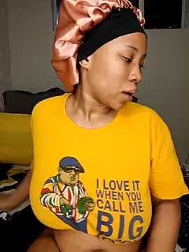 Snapshot of DrippinCaramelCutie chatting on 11.27.25 DrippinCaramelCutie online show from 11.27.25