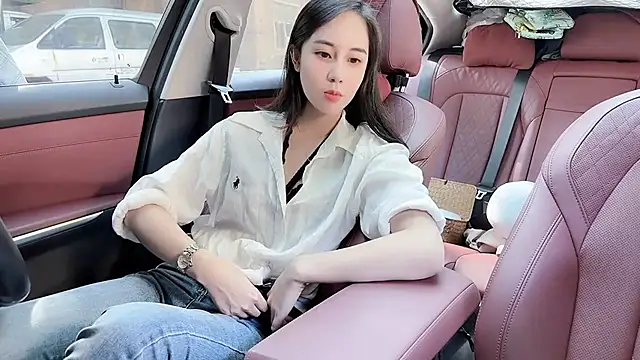 Snapshot of newwell chatting on 11.17.25 newwell online show from 11.17.25