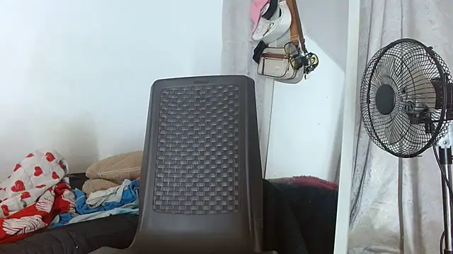 Snapshot of cristinamontiel chatting on 05.17.26 cristinamontiel online show from 05.17.26