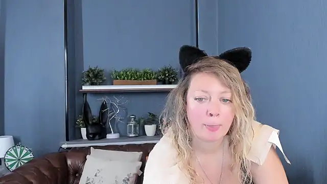 Snapshot of JesiaFoxi chatting on 10.07.25 JesiaFoxi online show from 10.07.25