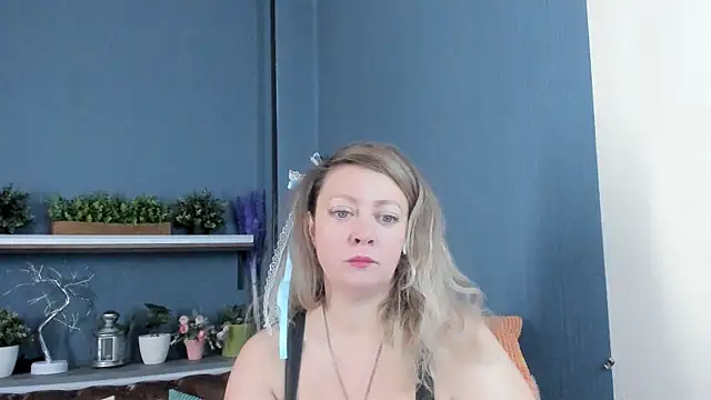 Snapshot of JesiaFoxi chatting on 11.16.25 JesiaFoxi online show from 11.16.25