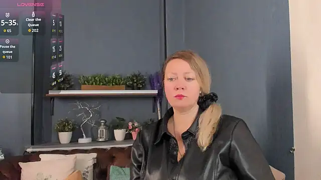 Snapshot of JesiaFoxi chatting on 11.25.25 JesiaFoxi online show from 11.25.25