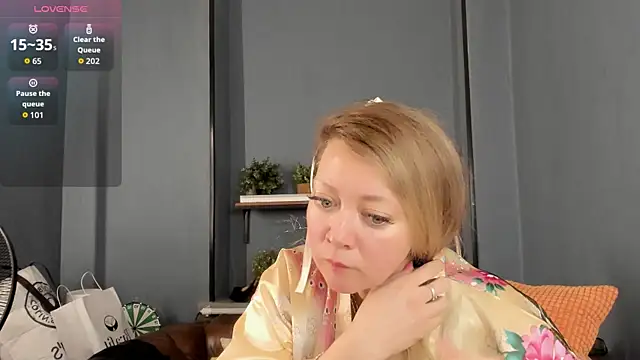 Snapshot of JesiaFoxi chatting on 12.04.25 JesiaFoxi online show from 12.04.25