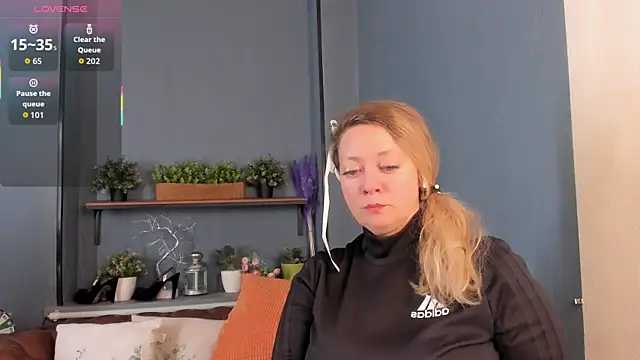 Snapshot of JesiaFoxi chatting on 12.18.25 JesiaFoxi online show from 12.18.25