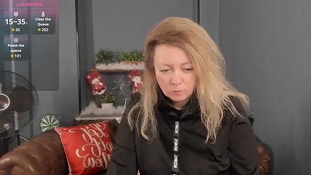 Snapshot of JesiaFoxi chatting on 12.22.25 JesiaFoxi online show from 12.22.25