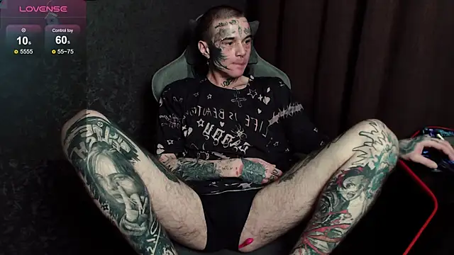 Snapshot of lonelycrystal chatting on 10.02.25 lonelycrystal online show from 10.02.25