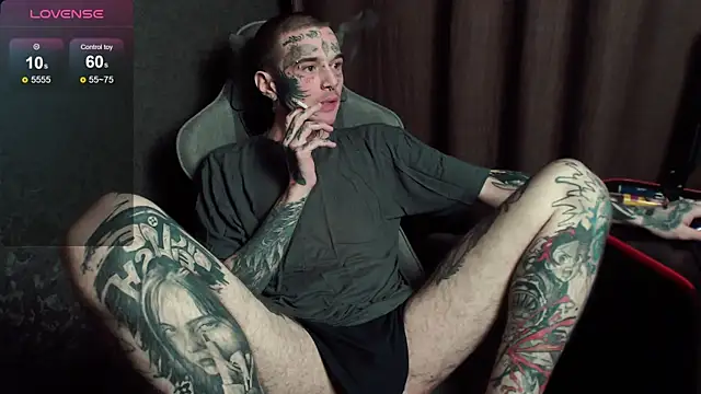 Snapshot of lonelycrystal chatting on 10.28.25 lonelycrystal online show from 10.28.25