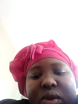 Snapshot of queenxdede chatting on 10.27.25 queenxdede online show from 10.27.25