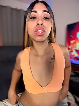 Snapshot of bella__honey chatting on 10.31.25 bella honey online show from 10.31.25