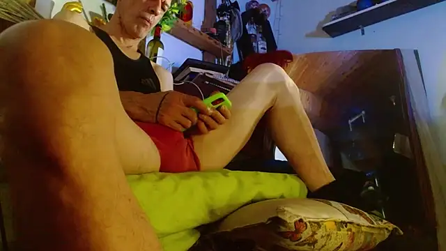 Snapshot of laye19 chatting on 06.20.26 laye19 online show from 06.20.26