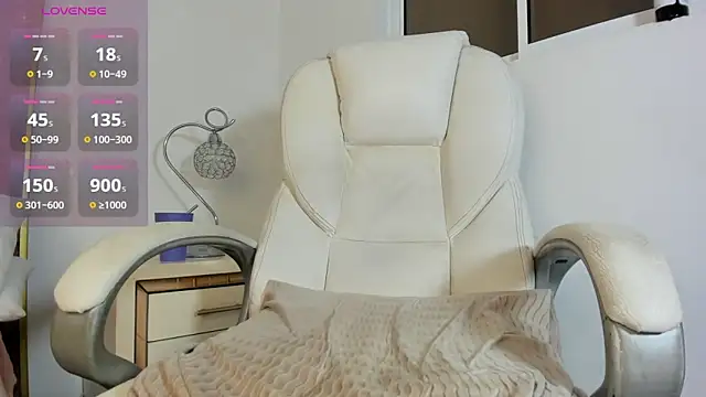 Snapshot of JenyWells chatting on 12.10.24 JenyWells online show from 12.10.24
