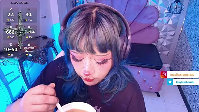 Snapshot of toky_doll chatting on 12.04.25 toky doll online show from 12.04.25